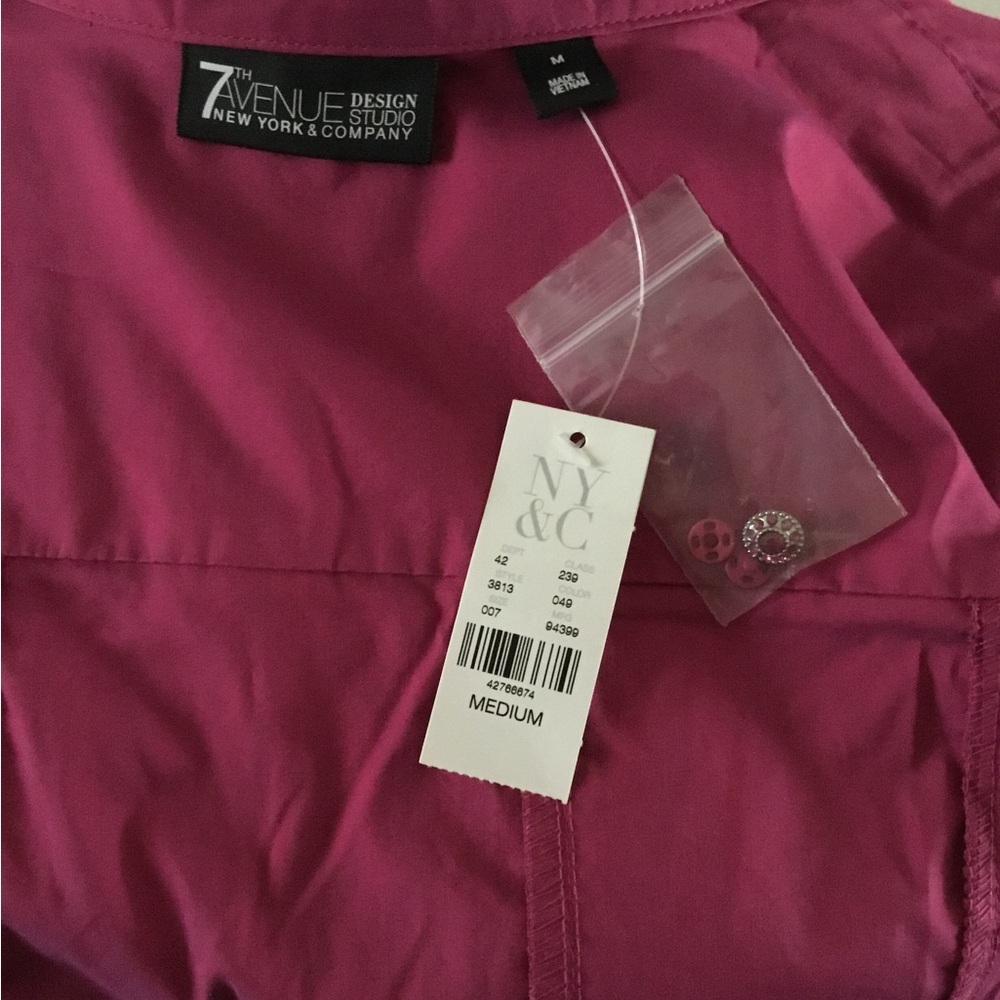 HP-7TH AVENUE- NEW YORK& CO.FITTED BUTTON DOWN TOP WITH DECORATIVE STONE BUTTONS - Picture 6 of 8